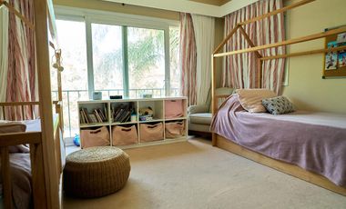 Casa en venta desarrollada sobre doble lote