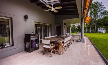 Casa en venta desarrollada sobre doble lote