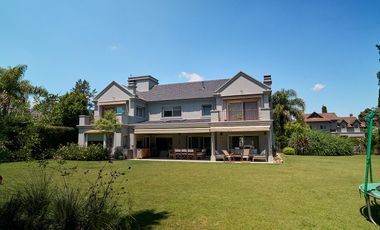 Casa en venta desarrollada sobre doble lote