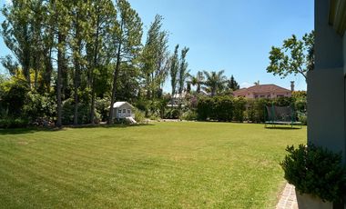 Casa en venta desarrollada sobre doble lote