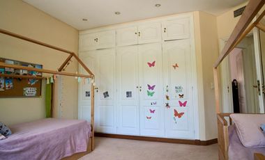 Casa en venta desarrollada sobre doble lote