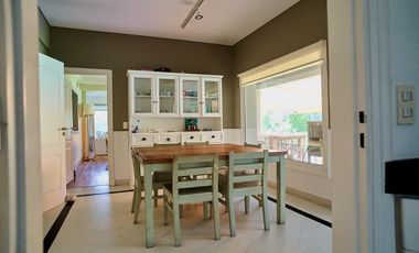 Casa en venta desarrollada sobre doble lote