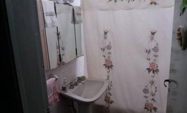 CASA AL FRENTE EN 2 PLANTAS CON GARAGEY FONDO EN LANUS