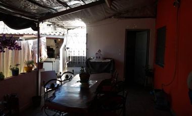 CASA AL FRENTE EN 2 PLANTAS CON GARAGEY FONDO EN LANUS