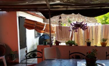 CASA AL FRENTE EN 2 PLANTAS CON GARAGEY FONDO EN LANUS