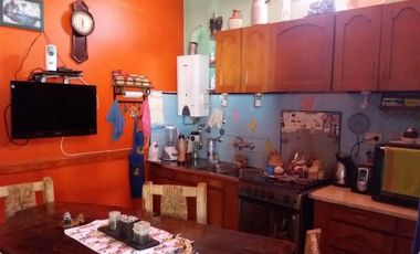 CASA AL FRENTE EN 2 PLANTAS CON GARAGEY FONDO EN LANUS