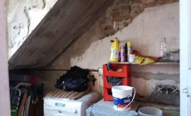 CASA AL FRENTE EN 2 PLANTAS CON GARAGEY FONDO EN LANUS