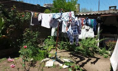 CASA AL FRENTE EN 2 PLANTAS CON GARAGEY FONDO EN LANUS