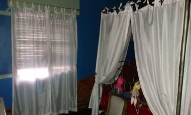 CASA AL FRENTE EN 2 PLANTAS CON GARAGEY FONDO EN LANUS