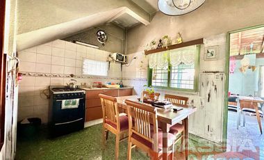 CASA EN PH AL FRENTE DOS PLANTAS 5 AMBIENTES, COCHERA PASANTE, FONDO LIBRE