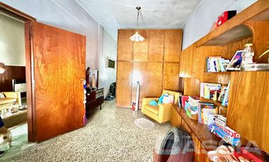 CASA EN PH AL FRENTE DOS PLANTAS 5 AMBIENTES, COCHERA PASANTE, FONDO LIBRE