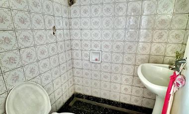 CASA EN PH AL FRENTE DOS PLANTAS 5 AMBIENTES, COCHERA PASANTE, FONDO LIBRE