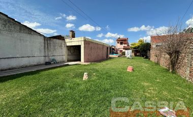CASA EN PH AL FRENTE DOS PLANTAS 5 AMBIENTES, COCHERA PASANTE, FONDO LIBRE