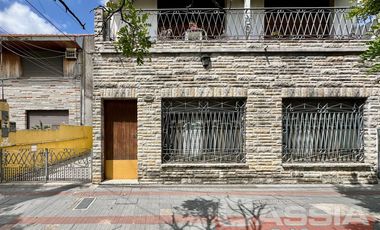 CASA EN PH AL FRENTE DOS PLANTAS 5 AMBIENTES, COCHERA PASANTE, FONDO LIBRE