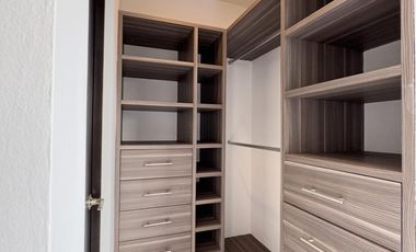 CASA EN VENTA EN TULUM 3 HABITACIONES CON ÁREA DE CAMASTROS, ZONA PERGOLADA CON ASADORES, LOBBY – RECEPCIÓN