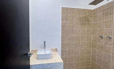 CASA EN VENTA EN TULUM 3 HABITACIONES CON ÁREA DE CAMASTROS, ZONA PERGOLADA CON ASADORES, LOBBY – RECEPCIÓN