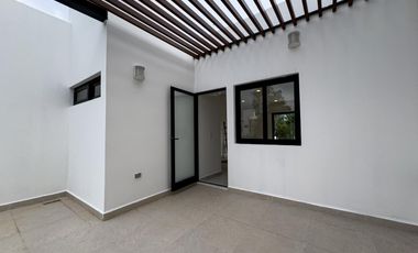 CASA EN VENTA EN TULUM 3 HABITACIONES CON ÁREA DE CAMASTROS, ZONA PERGOLADA CON ASADORES, LOBBY – RECEPCIÓN