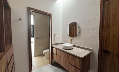 CASA CON HAB. EN PB EN VENTA EN LOMAS DEL DORADO