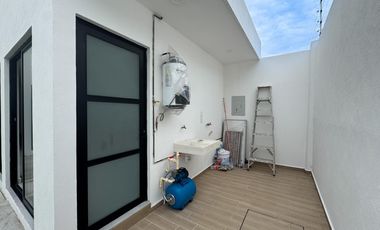 CASA CON HAB. EN PB EN VENTA EN LOMAS DEL DORADO