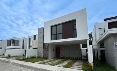 CASA CON HAB. EN PB EN VENTA EN LOMAS DEL DORADO