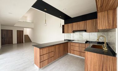 CASA CON HAB. EN PB EN VENTA EN LOMAS DEL DORADO