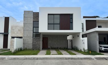 CASA CON HAB. EN PB EN VENTA EN LOMAS DEL DORADO