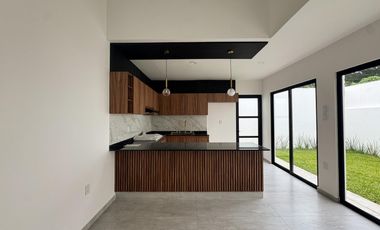 CASA CON HAB. EN PB EN VENTA EN LOMAS DEL DORADO