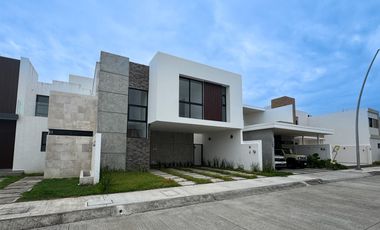 CASA CON HAB. EN PB EN VENTA EN LOMAS DEL DORADO