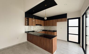 CASA CON HAB. EN PB EN VENTA EN LOMAS DEL DORADO