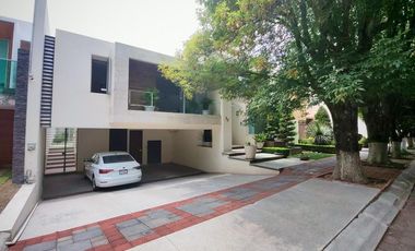 Casa muy amplia en venta, fraccionamiento Puerta de Hierro Puebla