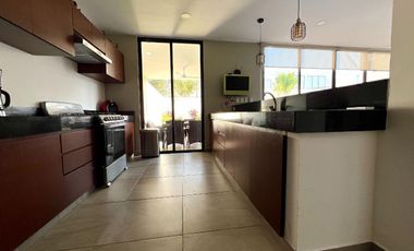 CASA EN VENTA EN PRIVADA TAMORA EQUIPADA, CONKAL.