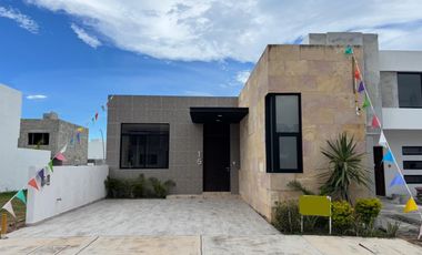 LOMAS DEL DORADO, Casa en VENTA de UNA PLANTA, 2 recamaras y jardin