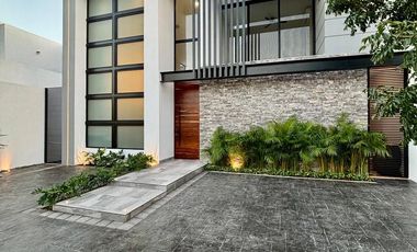 Casa de 4 recámaras en privada con amenidades en venta en Temozón Norte