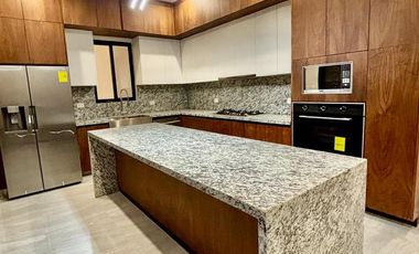 Casa de 4 recámaras en privada con amenidades en venta en Temozón Norte