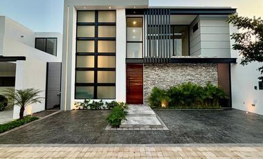 Casa de 4 recámaras en privada con amenidades en venta en Temozón Norte