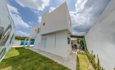 CASA EN VENTA EN PLAYA DEL CARMEN 3 HABITACIONES CON GYM, CASA CLUB ALBERCA, GRILL, PRIVADO