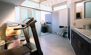 Venta de casa en condominio completamente remodelada en Av Centenario