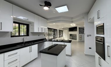 COSTA DE ORO, Casa en VENTA con recamara en PB, alberca, 4 recamaras, estancia de TV
