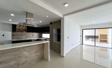 CASA CON ALBERCA EN VENTA EN LOMAS DIAMANTE