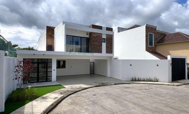 CASA CON ALBERCA EN VENTA EN LOMAS DIAMANTE