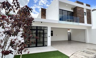 CASA CON ALBERCA EN VENTA EN LOMAS DIAMANTE