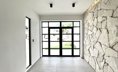 CASA CON ALBERCA EN VENTA EN LOMAS DIAMANTE