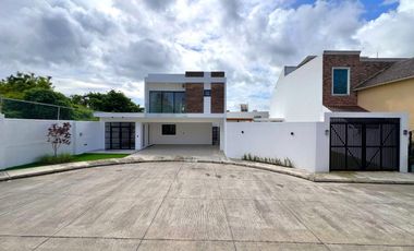 CASA CON ALBERCA EN VENTA EN LOMAS DIAMANTE