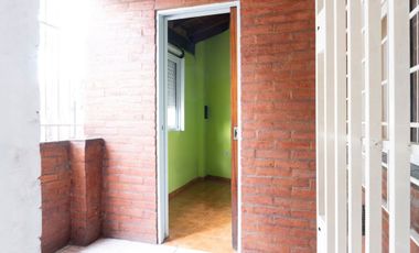 Alquiler PH 2 ambientes  con patio y local - Morón