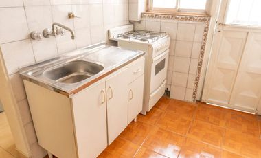 Alquiler PH 2 ambientes  con patio y local - Morón