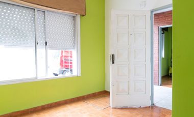 Alquiler PH 2 ambientes  con patio y local - Morón