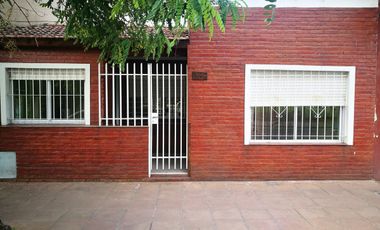 Alquiler PH 2 ambientes  con patio y local - Morón