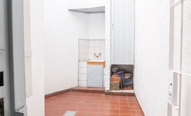 Alquiler PH 2 ambientes  con patio y local - Morón