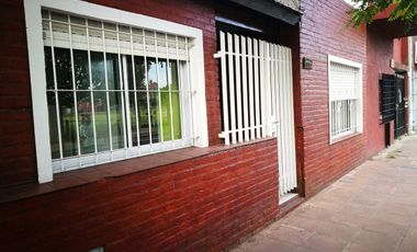 Alquiler PH 2 ambientes  con patio y local - Morón