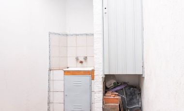 Alquiler PH 2 ambientes  con patio y local - Morón